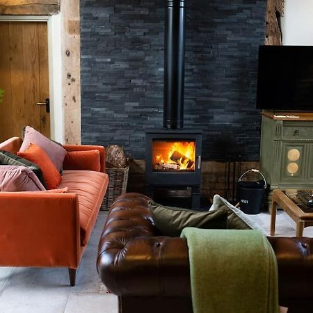 The Cart House - Beautiful Contemporary Barn - Hot Tub Apartment Бриджнорт Екстериор снимка