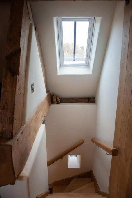 The Cart House - Beautiful Contemporary Barn - Hot Tub Apartment Бриджнорт Екстериор снимка