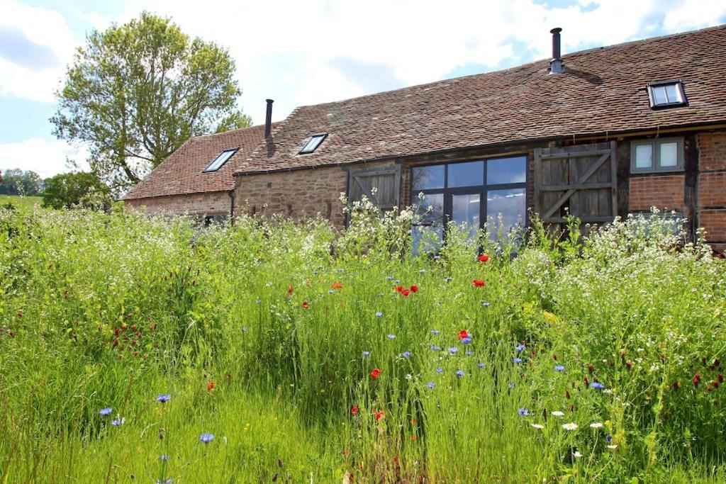 The Cart House - Beautiful Contemporary Barn - Hot Tub Apartment Бриджнорт Екстериор снимка