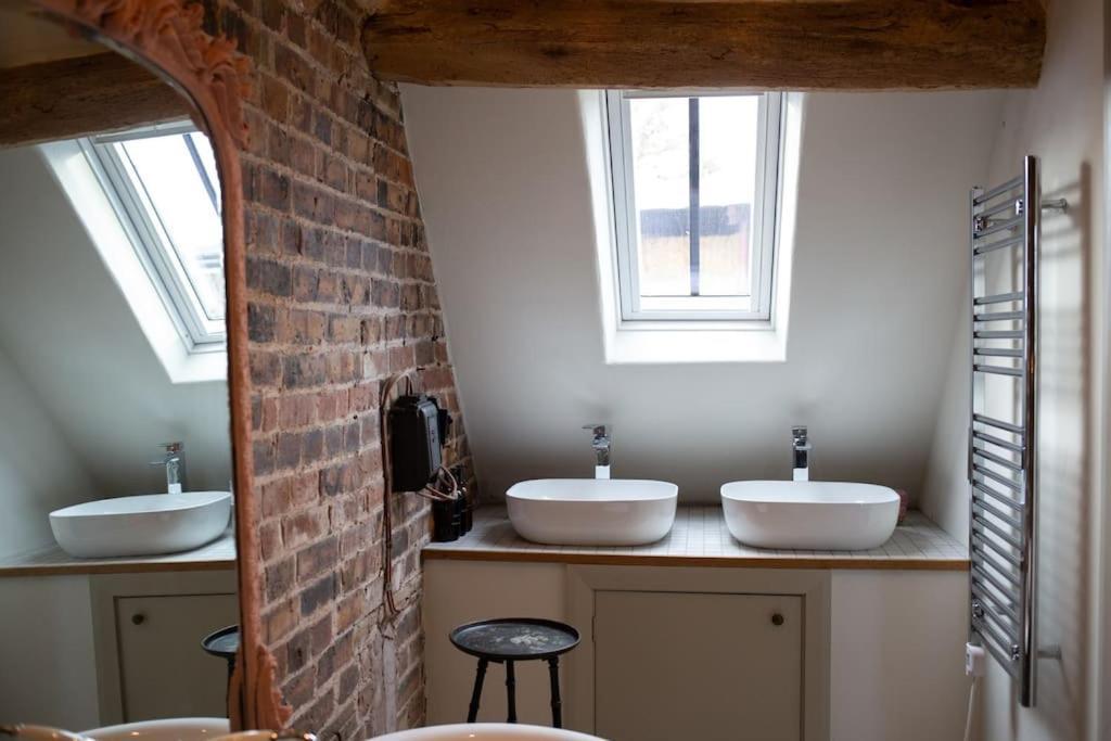 The Cart House - Beautiful Contemporary Barn - Hot Tub Apartment Бриджнорт Екстериор снимка