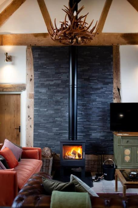 The Cart House - Beautiful Contemporary Barn - Hot Tub Apartment Бриджнорт Екстериор снимка