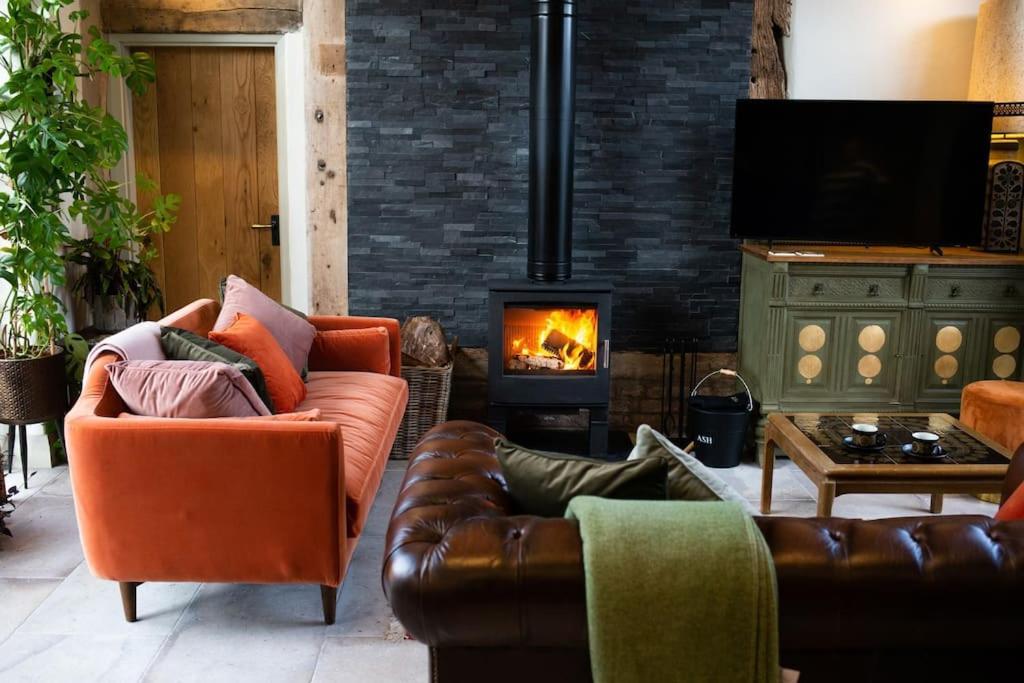 The Cart House - Beautiful Contemporary Barn - Hot Tub Apartment Бриджнорт Екстериор снимка