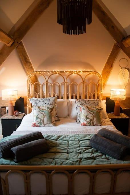 The Cart House - Beautiful Contemporary Barn - Hot Tub Apartment Бриджнорт Екстериор снимка