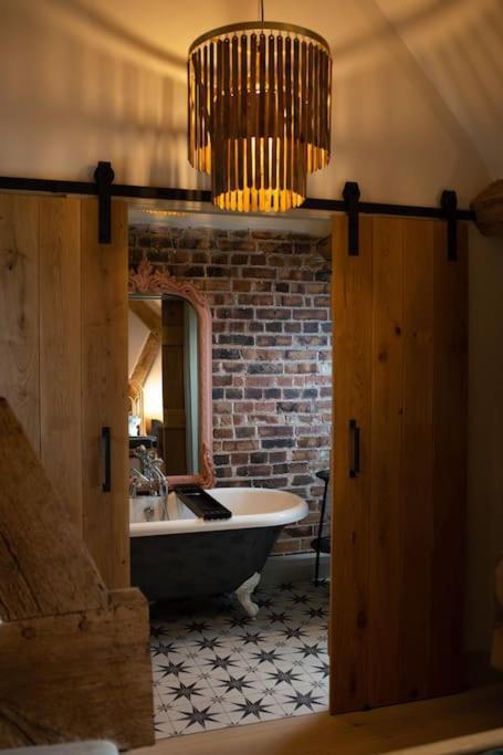 The Cart House - Beautiful Contemporary Barn - Hot Tub Apartment Бриджнорт Екстериор снимка