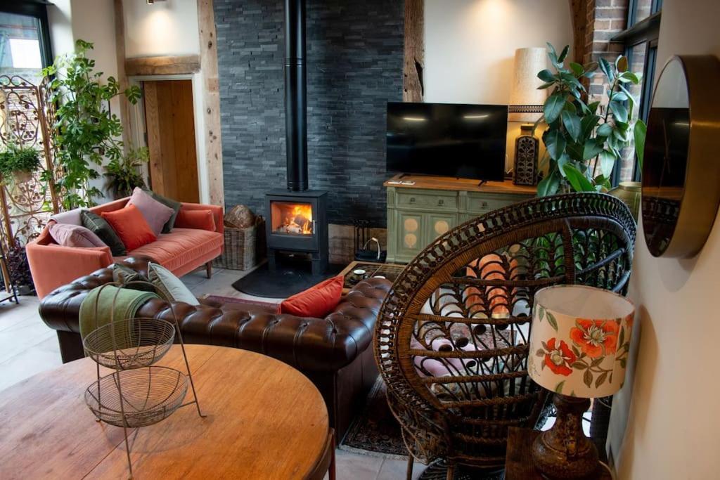 The Cart House - Beautiful Contemporary Barn - Hot Tub Apartment Бриджнорт Екстериор снимка