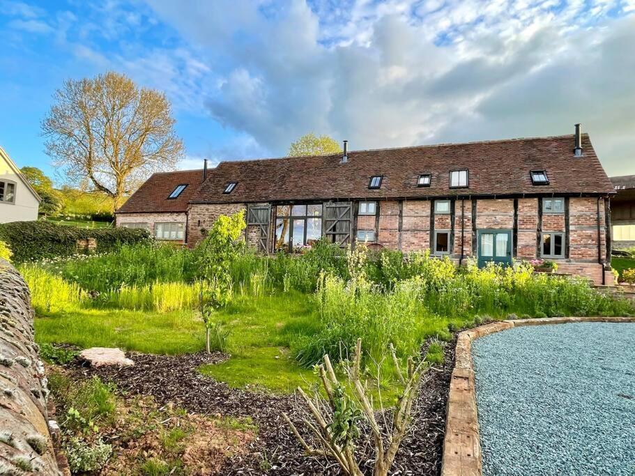 The Cart House - Beautiful Contemporary Barn - Hot Tub Apartment Бриджнорт Екстериор снимка
